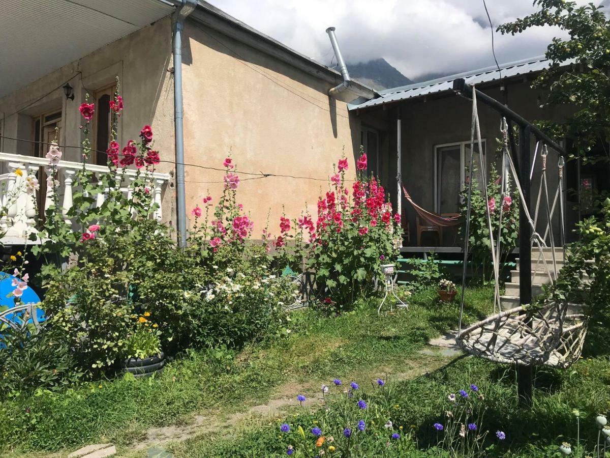 Nino'S Guest House Kazbegi Exterior photo